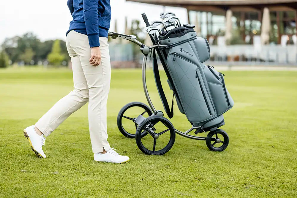 GolfQuant Cart Bag auf dem Golftrolley im Einsatz auf dem Golfplatz