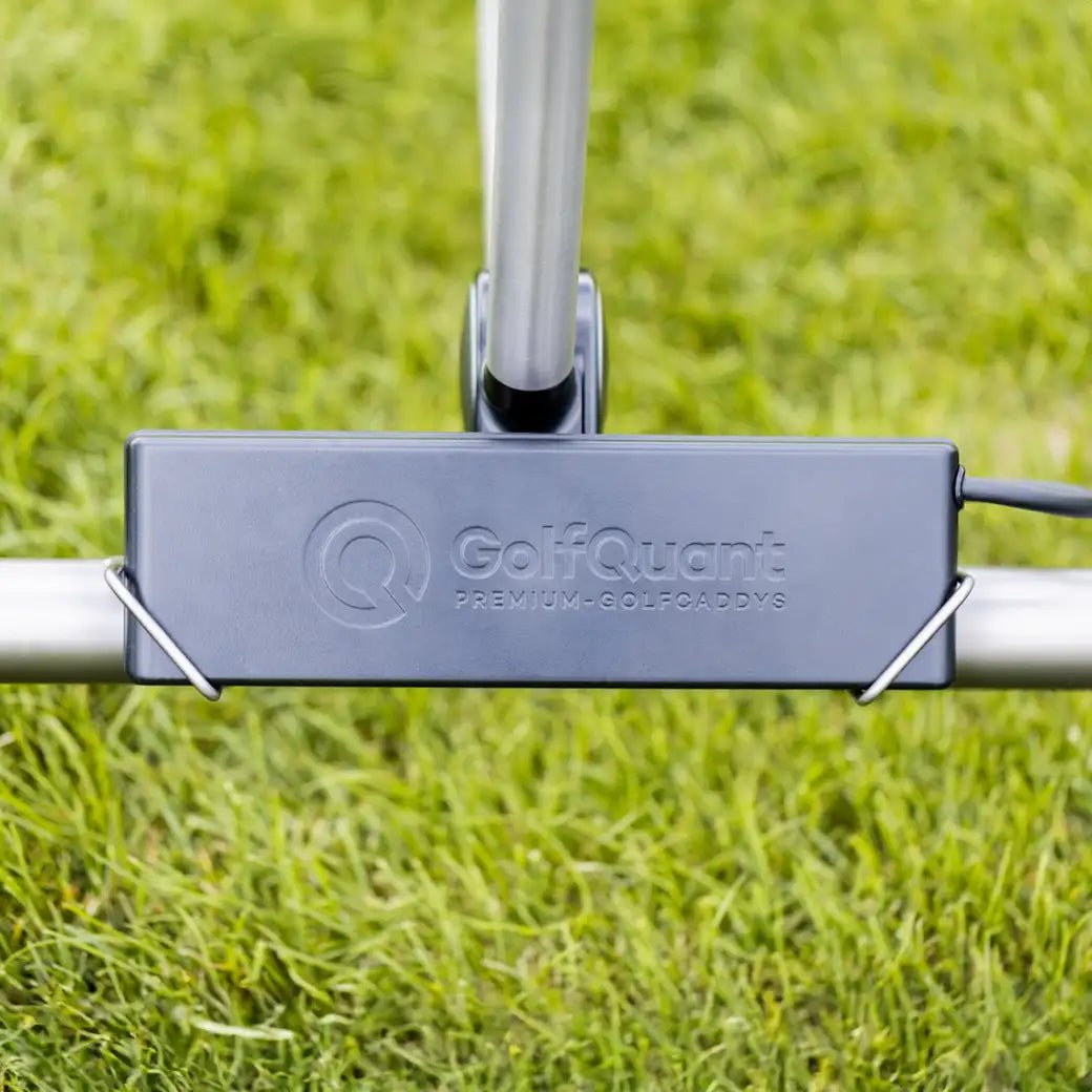 Kompakter Lithium-Ionen-Akku am GolfQuant Titanrahmen