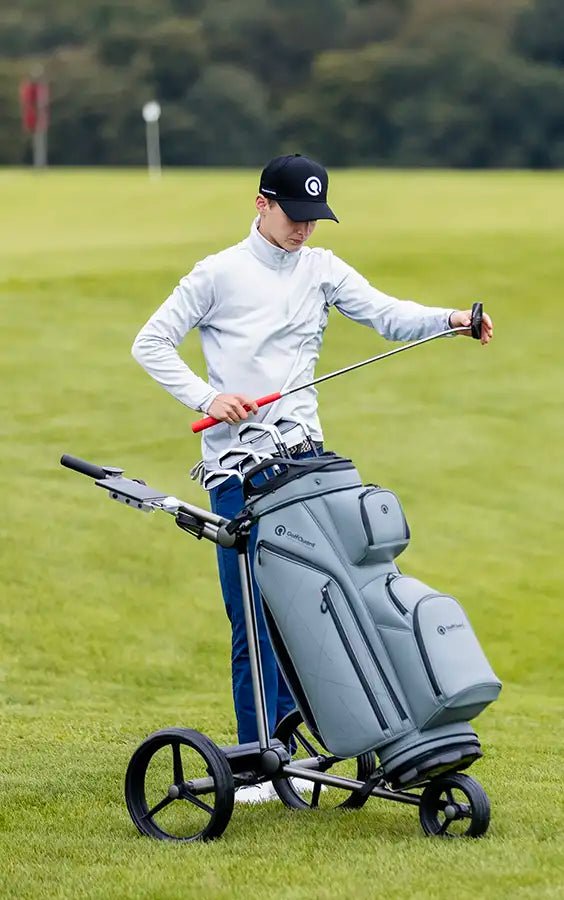 Golfer mit GolfQuant 1e Elektro-Golftrolley auf dem Golfplatz