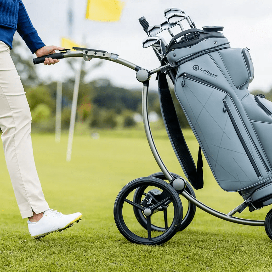 GolfQuant 3e mit elektronischer Lenkunterstützung auf dem Fairway