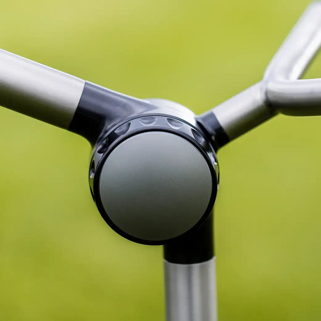 GolfQuant 1e Detail: Gelenk aus CNC-gefrästem Aluminium am Titanrahmen