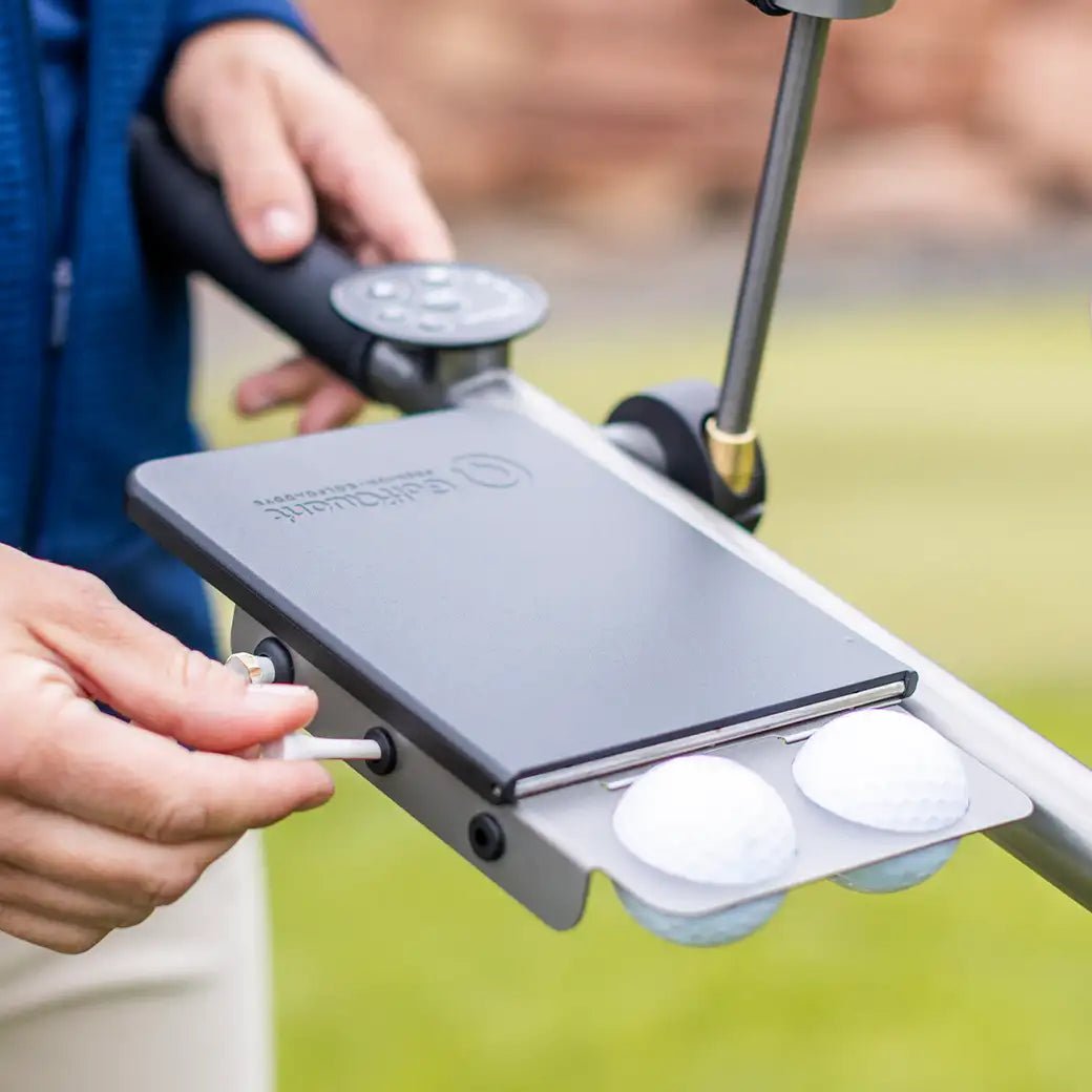 Titan-Scorekartenhalter am GolfQuant 2e Golftrolley im Einsatz