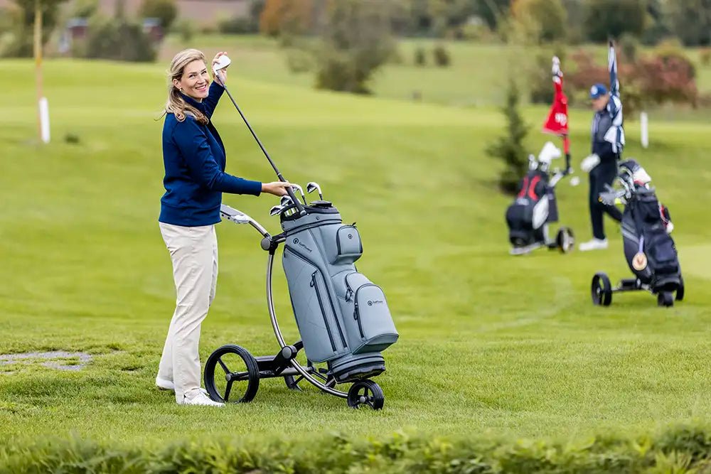 Golfer mit GolfQuant 3e Elektro-Golftrolley und Cart Bag auf dem Golfplatz